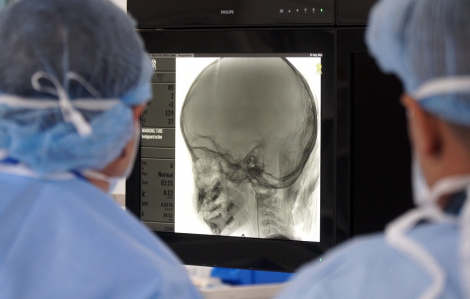 Giữ lại nguồn sáng cho bé gái 2 tuổi trong cuộc chiến với ung thư mắt