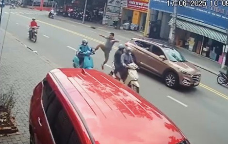 Công an mời người đàn ông ngồi trên ô tô, mở cửa tung cước khiến người phụ nữ té nhào