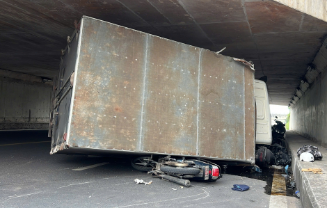 Xe tải bất ngờ lật đè 2 xe máy ở Thủ Đức, nhiều người bị thương