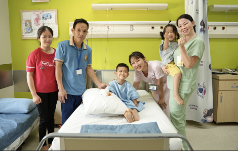 Hành trình tìm lại đôi tay lành lặn, chắp cánh ước mơ cho cậu bé mê hát dân ca