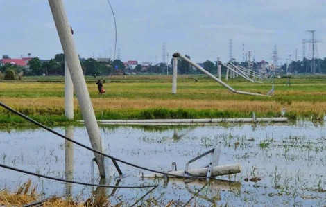 Mưa dông quật đổ hàng loạt cột điện tại Thanh Hóa