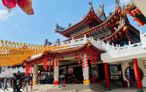 Thăm ngôi chùa rực rỡ sắc màu, gieo quẻ nhận thông điệp thú vị giữa lòng thủ đô Kuala Lumpur