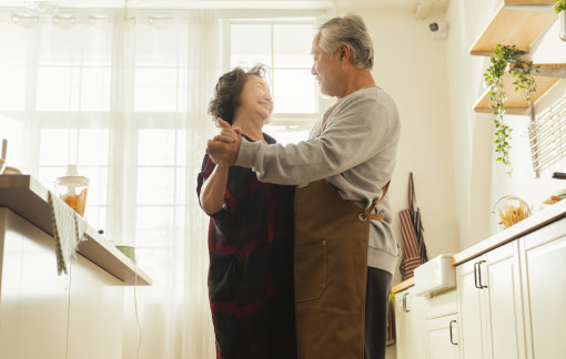Chiều nhau để cùng đi qua trăm năm