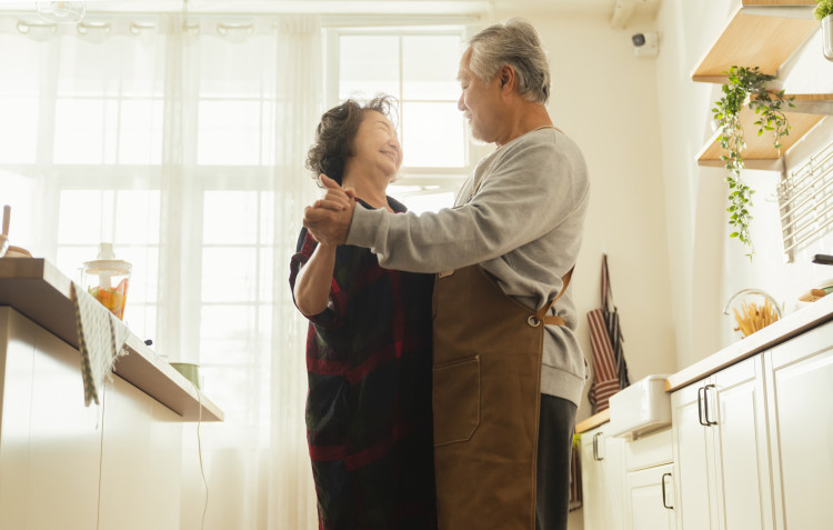 Chiều nhau để cùng đi qua trăm năm