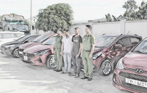 Bắt cặp đôi thuê hàng loạt xe ô tô tự lái mang đi “cầm đồ” lấy tiền tiêu xài