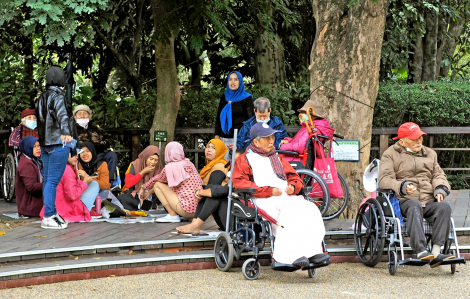 Nhiều quốc gia thiếu hụt lao động chăm sóc người già