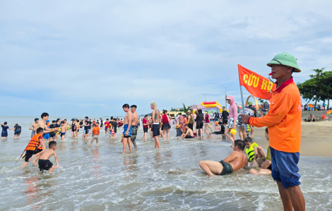 Những người “canh sóng” ở biển Cửa Lò