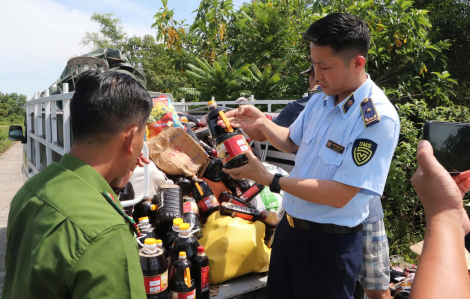 Công an điều tra nguồn gốc hàng ngàn chai nước mắm bị vứt trong bụi rậm