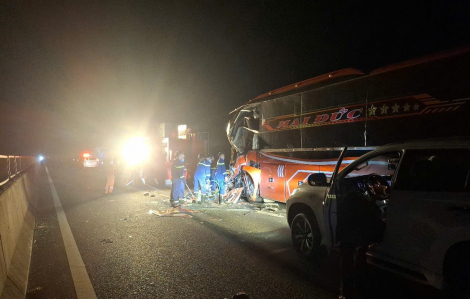 Xe khách va chạm xe đầu kéo trên cao tốc Đà Nẵng - Quảng Ngãi, nhiều người thương vong