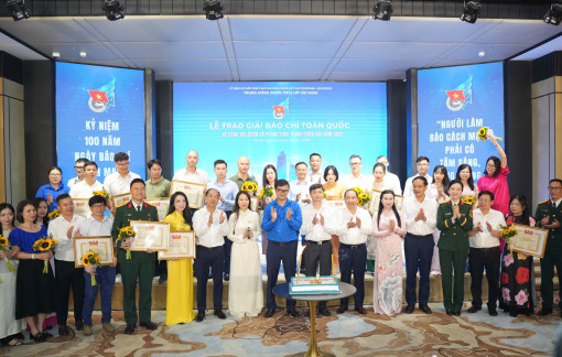 Báo Phụ nữ TPHCM nhận Giải báo chí toàn quốc về công tác đoàn và phong trào thanh thiếu nhi