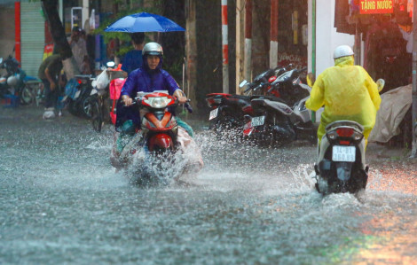 TPHCM đón mưa lớn bất chợt, cảnh báo dông sét nguy hiểm