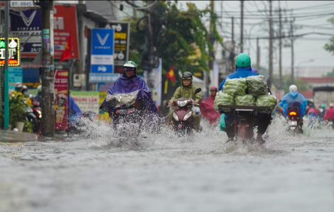 TPHCM mưa như trút gây ngập nặng, xe chết máy hàng loạt