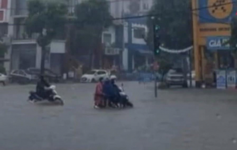 Nhiều tuyến đường ở TP Thái Nguyên chìm trong biển nước sau cơn mưa lớn