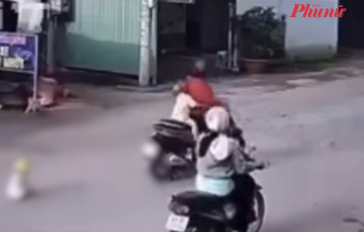 Phẫn nộ cảnh mẹ bỏ con nhỏ giữa đường đông xe cộ