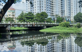 Sức khỏe bé gái sơ sinh bị vứt xuống rạch Cầu Sơn hiện ra sao?