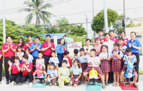 Đoàn các cơ quan Đảng TPHCM trao tặng sân chơi cho trẻ em vùng ven thành phố