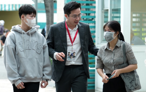 Người mẹ với vết bớt lớn trên mặt nhường phần điều trị bạch biến cho con trai