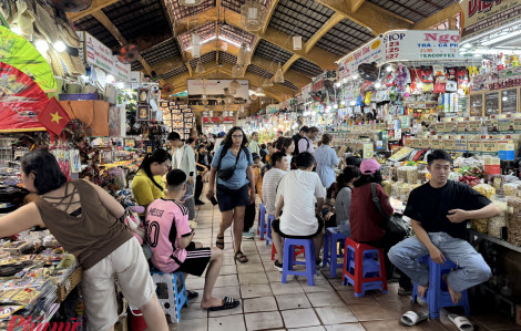 Sạp chợ đồng loạt mở bán lại