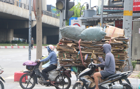 Cảnh sát giao thông kiểm tra xe ba bánh tự chế chở hàng cồng kềnh