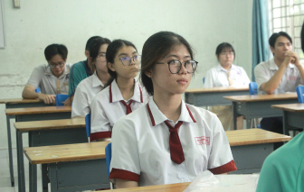Thí sinh làm thủ tục dự thi, chuẩn bị bước vào kỳ thi tốt nghiệp THPT 2025