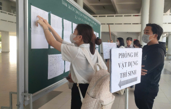 Huế: Thí sinh đến trường làm thủ tục dự thi trong tiết trời nắng nóng