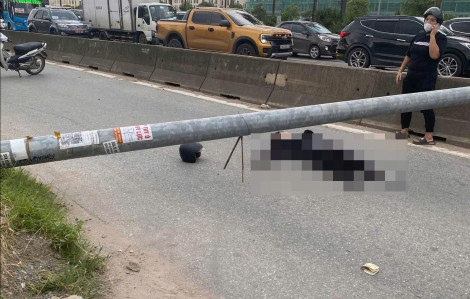 Cột đèn chiếu sáng đổ đè người đi đường tử vong