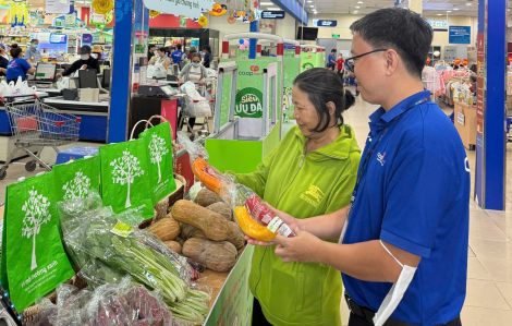 Siêu thị hút khách nhờ ưu đãi lớn và cam kết bảo vệ môi trường