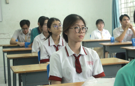 Thí sinh làm thủ tục dự thi, chuẩn bị bước vào kỳ thi tốt nghiệp THPT 2025
