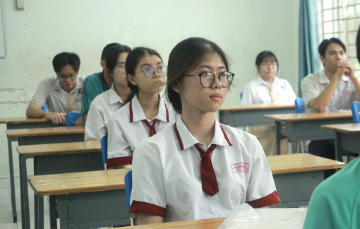 Thí sinh làm thủ tục dự thi, chuẩn bị bước vào kỳ thi tốt nghiệp THPT 2025