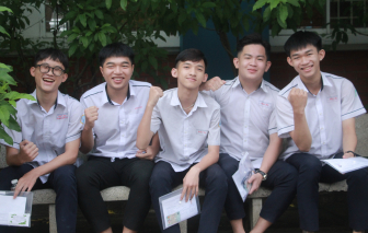 Các sĩ tử “2k7” tới điểm thi từ tờ mờ sáng để bắt đầu thi tốt nghiệp THPT 2025
