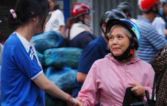 Cha mẹ "đội nắng, đội mưa" chờ con hơn 4 tiếng ngoài cổng trường