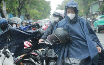 Cha mẹ "đội nắng, đội mưa" chờ con hơn 4 tiếng ngoài cổng trường