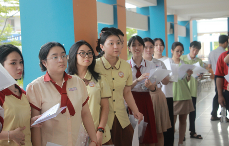 Cả nước có 10 thí sinh bị đình chỉ thi môn ngữ văn vì sử dụng điện thoại, tài liệu