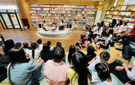 Book tour đọc sách "Vì con yêu mẹ..."
