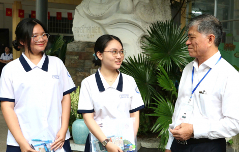 Giám đốc Sở GD-ĐT TPHCM đến điểm thi động viên sĩ tử làm tốt bài thi