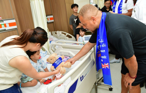 “Huyền thoại sân cỏ” Manchester Reds tặng quà cho fan nhí tại Bệnh viện Tâm Anh