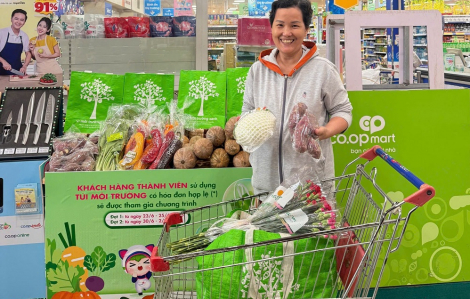 Một siêu thị tặng rau củ tươi cho khách hàng dùng túi môi trường