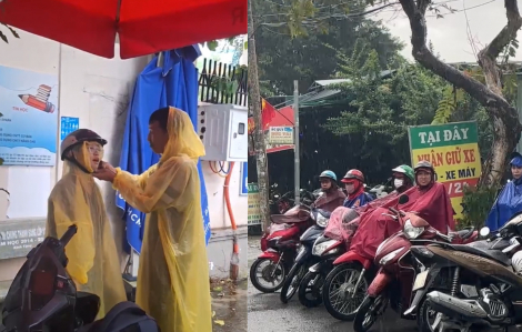 Phụ huynh đội mưa chờ con thi tốt nghiệp trung học phổ thông