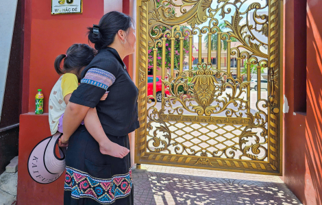 Phụ huynh vùng cao vượt núi xuống phố động viên con thi tốt nghiệp THPT