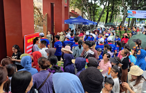Phụ huynh vùng cao xuống phố động viên con thi tốt nghiệp THPT