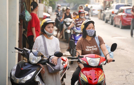 Thí sinh Hà Nội vào phòng thi, phía sau là ánh mắt lo lắng của cha mẹ