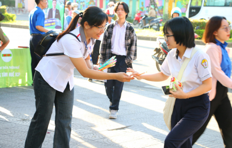 Huế, Quảng Nam: Cha mẹ động viên, tiếp sức cho con trước giờ thi