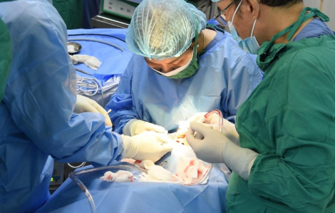 Cứu người đàn ông bị hàng xóm cắm đũa nhựa xuyên hốc mắt