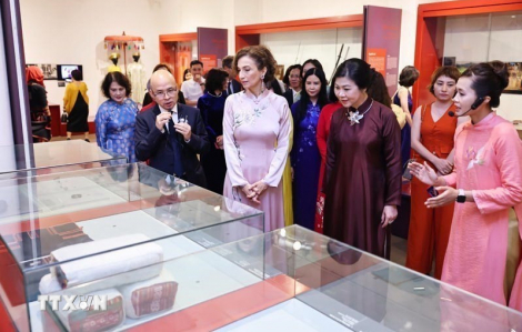 Phu nhân Tổng bí thư và Tổng giám đốc UNESCO thăm Bảo tàng Phụ nữ Việt Nam