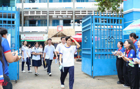 Tốt nghiệp THPT 2025: Nhận định bất ngờ về đề thi môn Lý, Hoá và Tiếng Anh