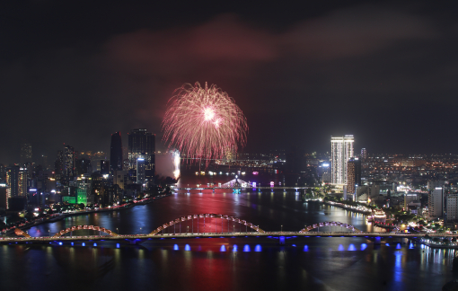 Bắn pháo hoa chào mừng thành lập TP Đà Nẵng mới