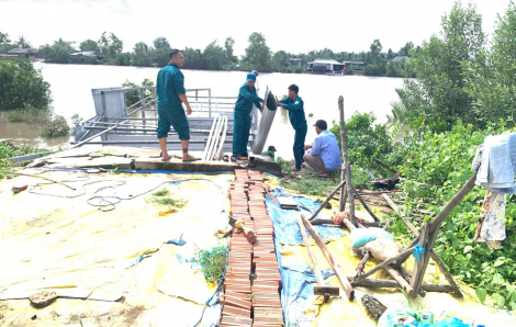 Nhiều nhà dân ở Cà Mau bị sụp xuống sông do sạt lở đất