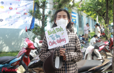 Tâm sự xúc động mùa thi của những người làm cha, làm mẹ