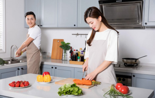 Chồng chia việc nhà theo mức đóng góp thu nhập