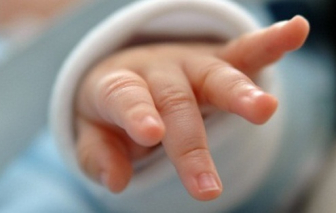 Bé gái 3 tháng tuổi bị ngưòi thân xâm hại
